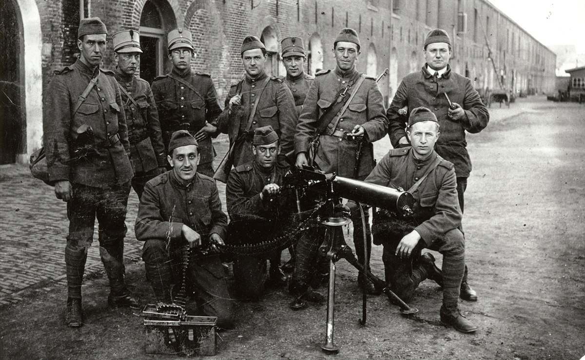 Een groep militairen poseert tijdens de Mobilisatie van 1914 bij de Lange Stallen.
