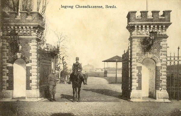 Ingang van de Chassékazerne aan de Vierwindenstraat in de eerste jaren van de vorige eeuw. De kazerne werd opgeleverd in 1899. Op de achtergrond de Koepel, gelegen aan der rand van het militaire terrein.