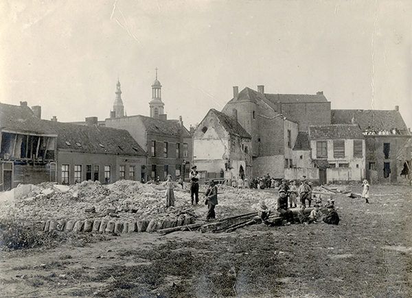 Zomer 1915. Sloop van 16e- of 17e-eeuwse woningen aan de oostzijde van de Keizerstraat. Rechts op de achtergrond de achterzijde Oude Vest, waar ook onbewoonbare woningen stonden.