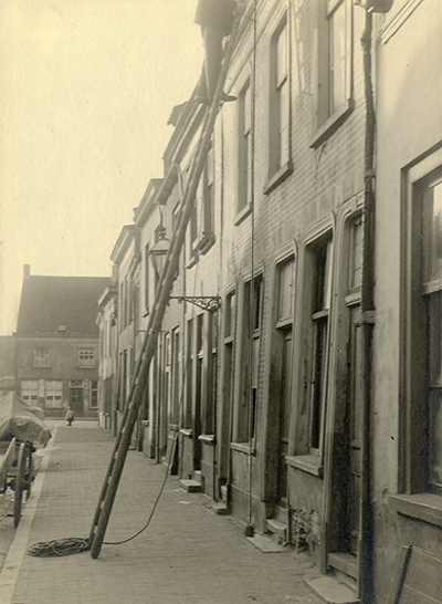 Verkrotte woningen aan de westzijde Keizerstraat,  tussen Oude Vest en Akkerstraat, dus op de plek van de latere postkantoren. Gefotografeerd kort voor de sloop in 1913.