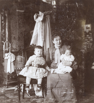 Anna de Pauw Gerlings, met de twee oudste kinderen