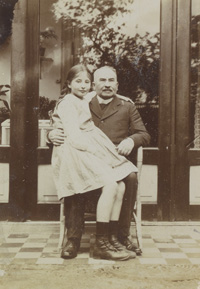 Constant Smits   met zijn  jongste  kind, Elisabeth, in 1920 