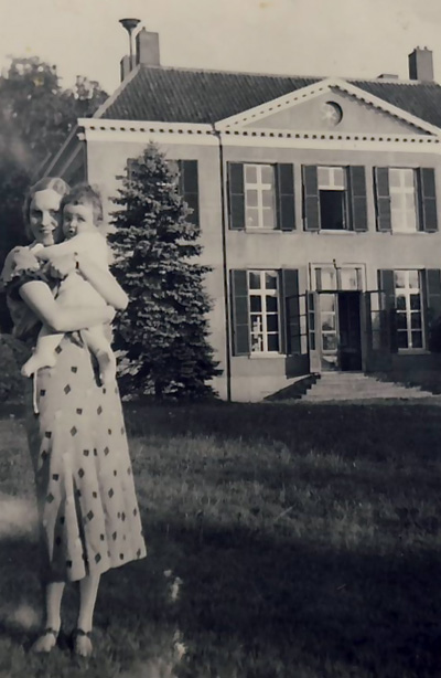  Juli 1935. Tijdelijk Burgstbewoonster Lydia Siebers-Nylaender en haar oudste kind Monica. Met haar man Alphons huurde zij twee zomermaanden het landhuis.