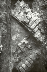 Fragment van de gemetselde fundering van het middeleeuwse blokhuis, blootgelegd in 1970.