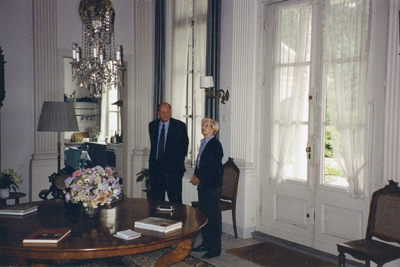 Freule Merie Smits van Burgst-van Lennip ontvangt Zuylendirecteur Frits Spijkerman in de centrale hal van het landhuis (1994-’95).