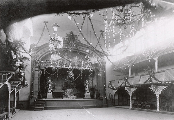 Grote zaal van Concordia omstreeks 1920