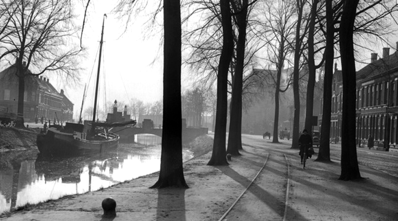 De Tramsingel bij de dan nog nagelnieuwe Haagpoortbrug in 1928, met de tramrails als woordloze verklaring van de straatnaam. (collectie Breda’s Museum)