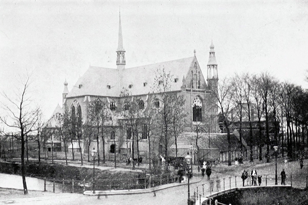 De Haagpoortbrug uit 1875, ca. 1905, naast de recentelijk voltooide  H.-Annakerk.
