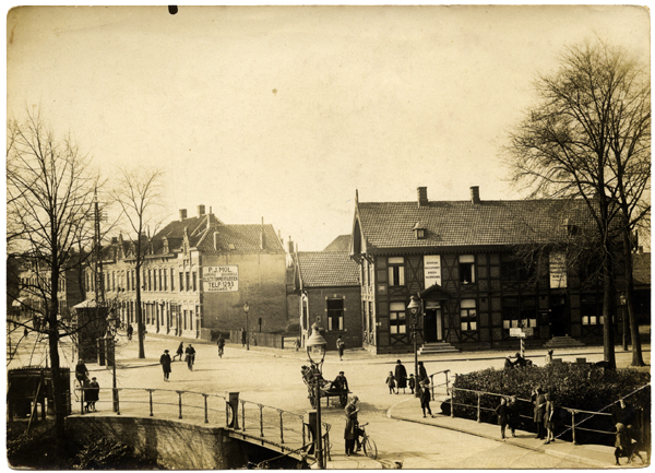 De Haagpoortbrug na de verlenging van 1912. Rechts het vakwerkhuis met de tramhalte Haagpoort-Princenhage. (collectie Breda’s Museum) 