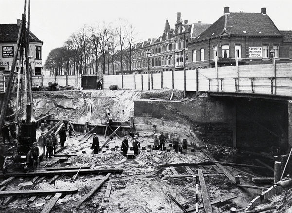 De Haagpoortbrug van 1928 in aanbouw. 
