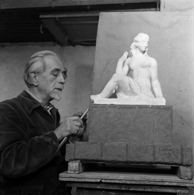 Theo van Reijn aan het werk in zijn Haarlemse atelier, maart 1946  (collectie Nationaal Archief).