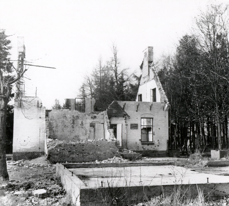De verwoeste boswachterswoning in de Vloeiweide, niet lang na de Duitse overval op de radiopost in de eerste uren van 4 oktober 1944.