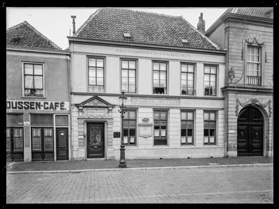 Windhausen had sinds 1932 zijn atelier in een voormalig schoolpand aan het Kasteelplein nr. 11. De Nutsspaarbank zat er ook. Na de oorlog was het zo’n 35 jaar een bijgebouw van Dagblad De Stem.