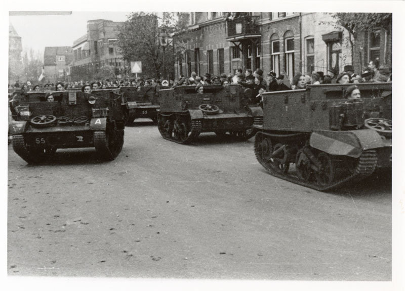 Enkele weken na het Vloeiweidedrama rijden geallieerde tanks op 2 november als bevrijders door het Wilhelminapark - over de weg die zes maanden later officieel naar Paul Windhausen vernoemd zou worden. Linksboven het OLV-Lyceum.