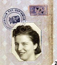 Jel de Kort-van der Sande, kort na de bevrijding (pasfoto op identiteitsbewijs van de Binnenlandse Strijdkrachten)
