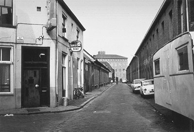 Het allerlaatste souvenir van Breda’s rosse buurt, gekiekt in oktober 1966: het louche kroegje Sankt-Pauli op de hoek Stallingstraat/ Achter de Lange Stallen. Begin ’73 ging het tegen de grond.