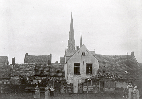 Bouwvallige achterkant van de Keizerstraat in 1912, gezien vanaf het Nonnenveld.