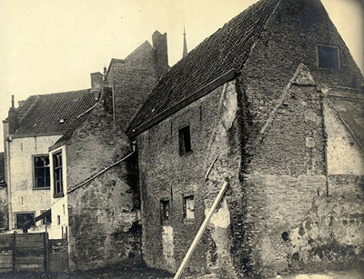Achterzijde van onbewoonbaar verklaarde woningen aan de Oude Vest, omstreeks 1910.