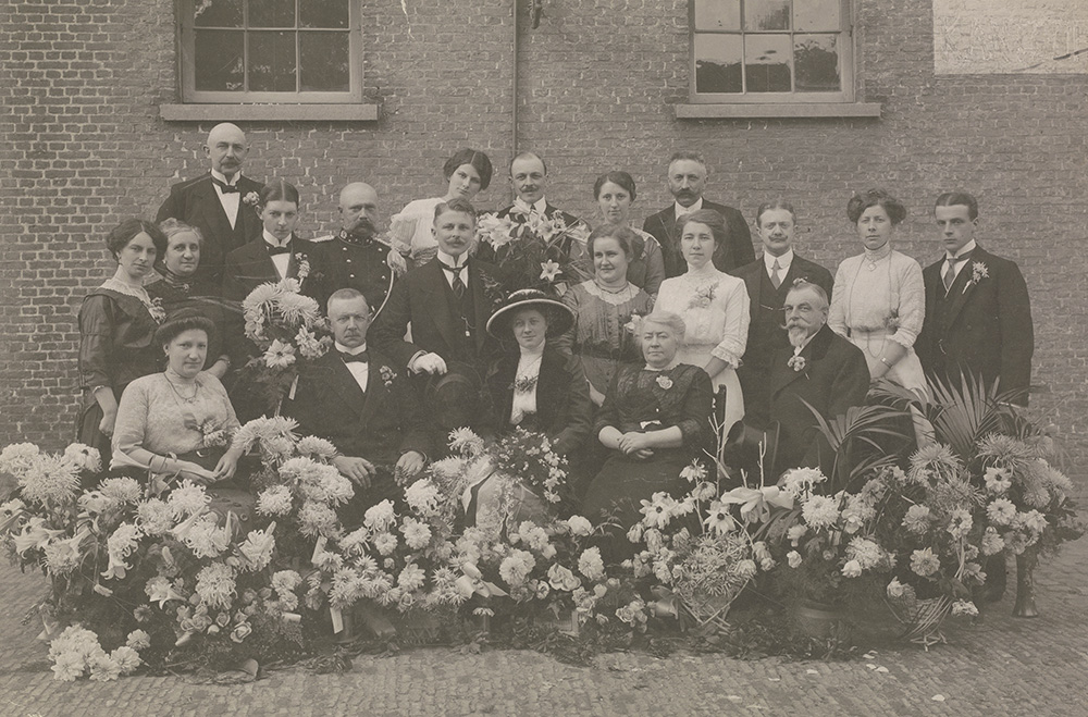 Groepsportret ter gelegenheid huwelijk P.W. Meijer en M.A.J. Dorrestein,14-10-1913
