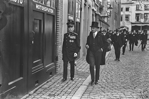 Generaal C.J.Snijders (links) in gezelschap van burgemeester Van Sonsbeeck op weg naar het Stadhuis na onthulling gedenksteen Tiendaagse Veldtocht