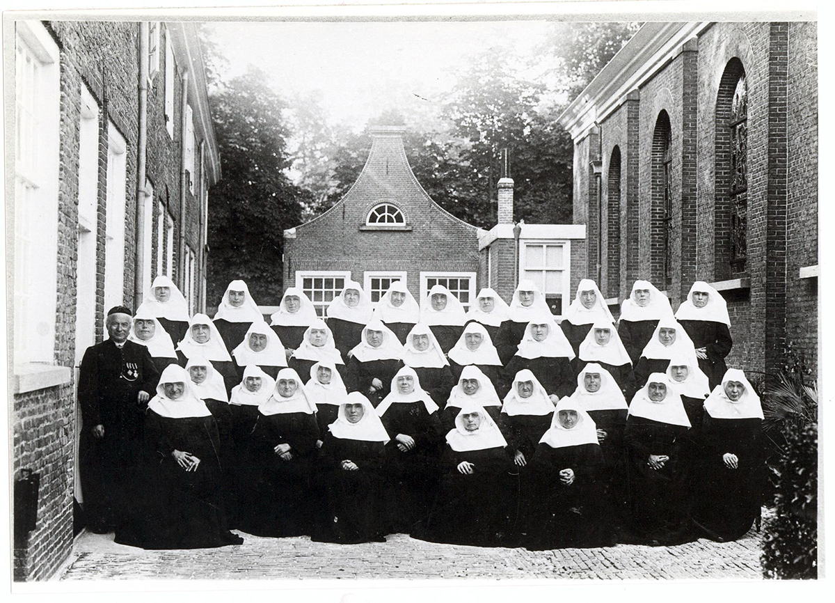 Groepsfoto gemaakt op het Begijnhof, omstreeks 1900-1910
